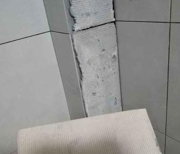 高台瓷砖空鼓维修公司分享下厨房瓷砖脱落的补救措施。